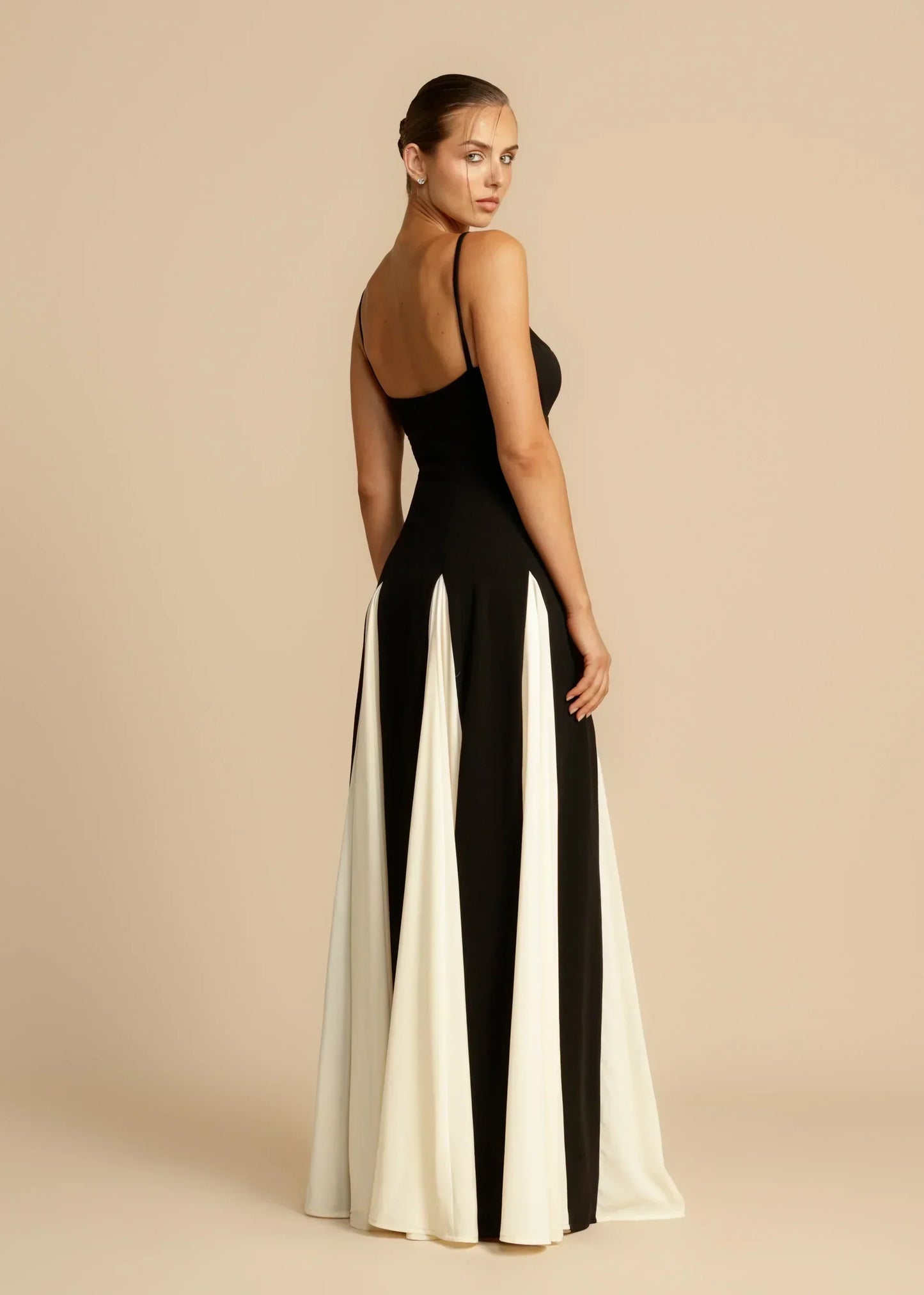 Elega™ | Elegant Maxi Kjole med Spaghettistropper og Støttende BH-skåle