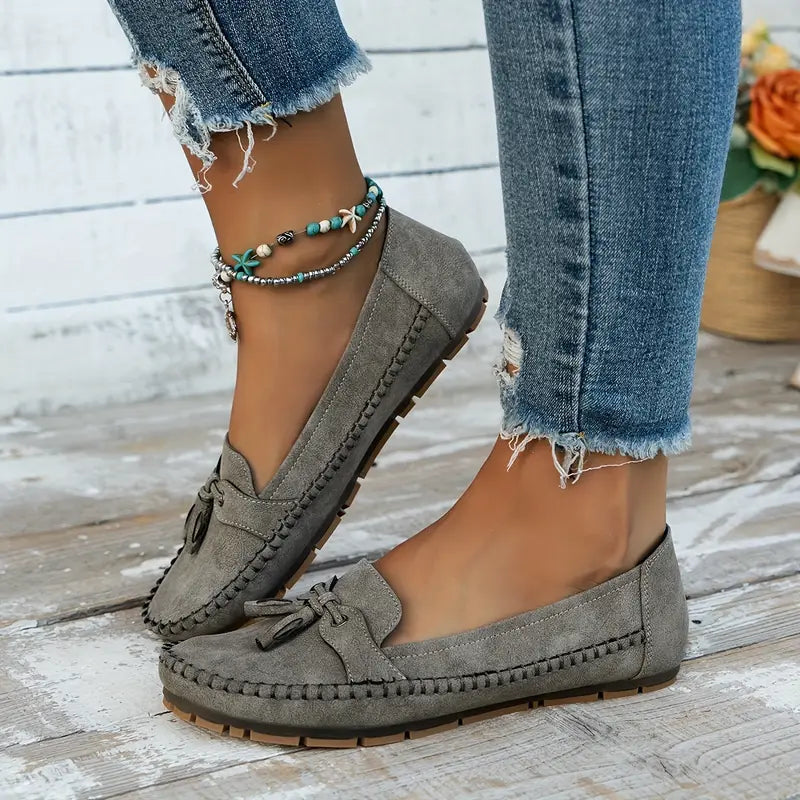 Calvina™ | Damer Mokkasiner i Ruskind | Komfortable Slip-Ons med Sløjfe og Fleksibel Skridsikker Sål