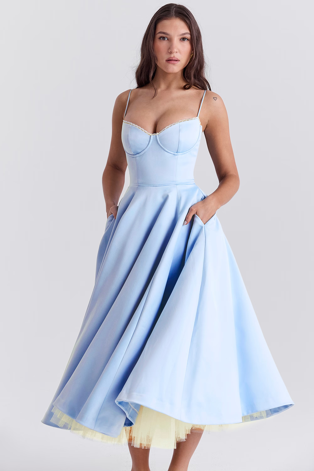 Amarielle | Elegant Midi-Kjole Med A-Linje Nederdel & Korsetliv