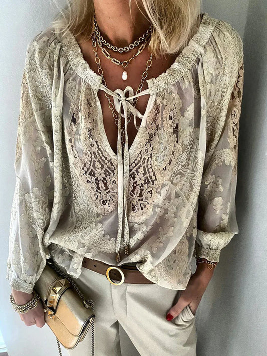 Elanora™ | Gennemsigtig Boho Bluse Damer | Let V-Hals Top med Blonde Detaljer og Bindebånd til Sommer eller Festival
