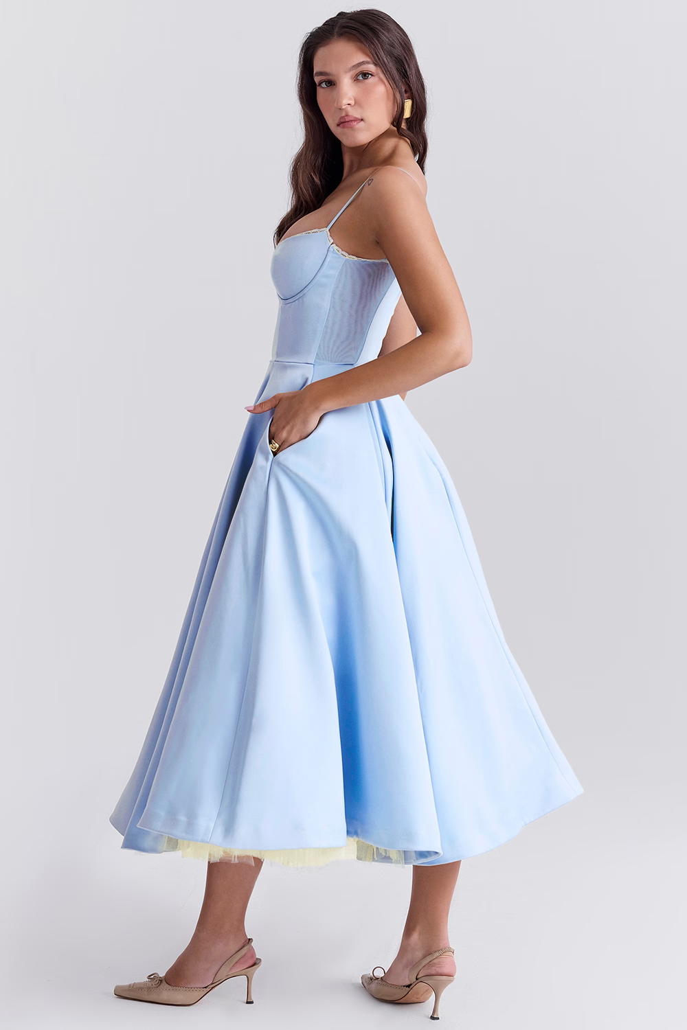 Amarielle | Elegant Midi-Kjole Med A-Linje Nederdel & Korsetliv