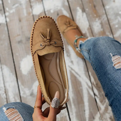 Calvina™ | Damer Mokkasiner i Ruskind | Komfortable Slip-Ons med Sløjfe og Fleksibel Skridsikker Sål