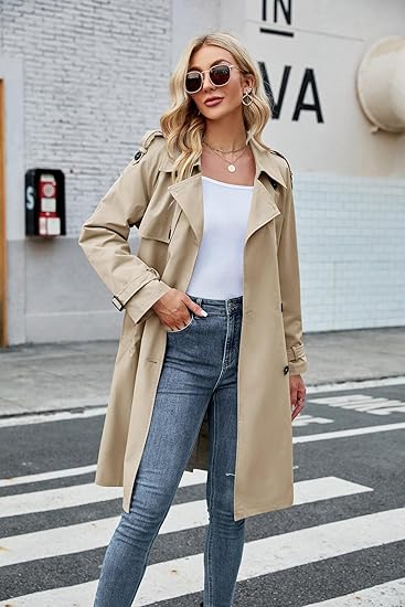 Camille™ | Ensfarvet Trenchcoat med Klassisk Reverskrave og Dobbelt Knaplukning