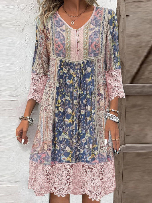 Bianca™ | Midi Kjole Med Vintageprint | Boho Sommerkjole Med Patchworkmønster, Blonde Detaljer Og V-Hals