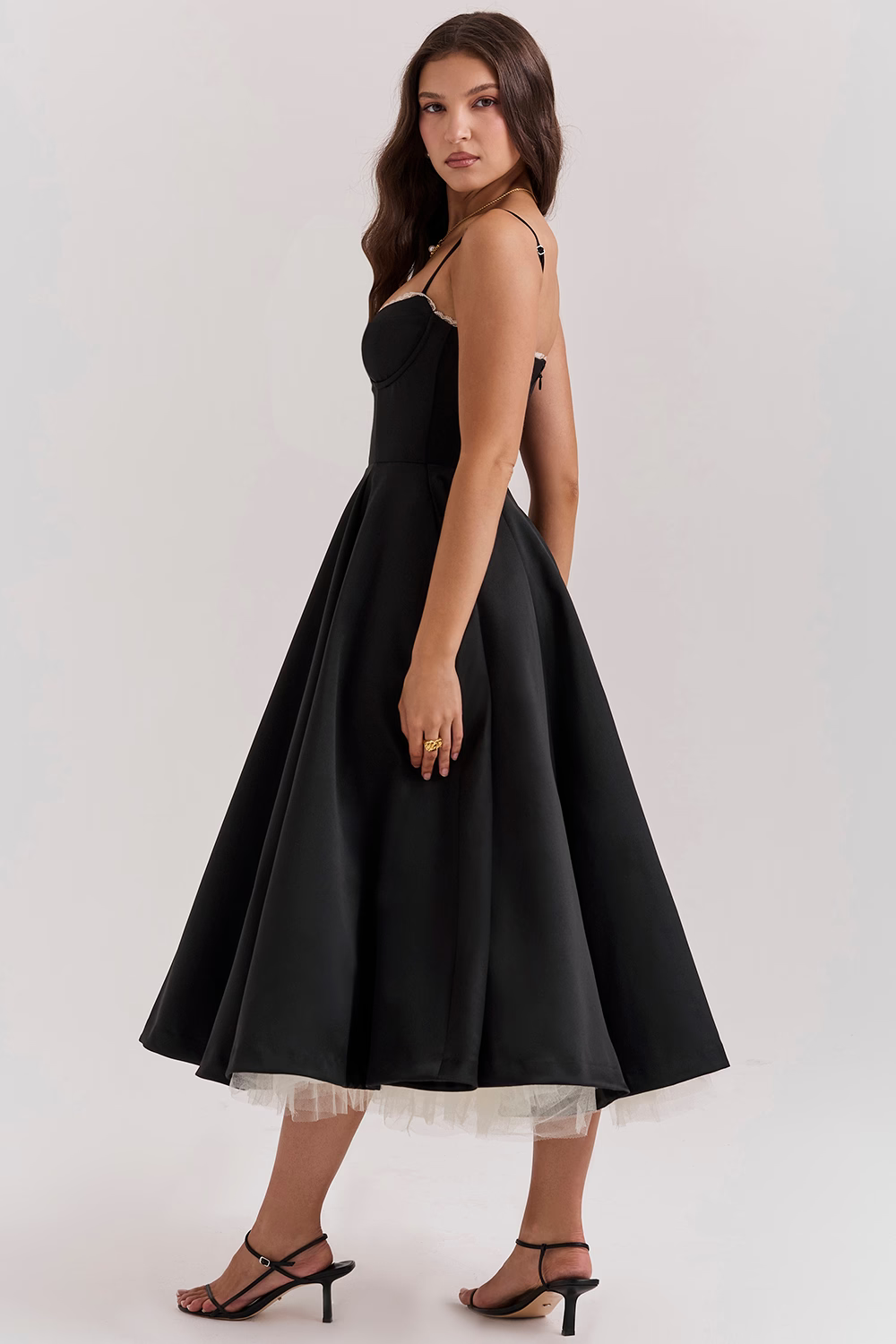 Amarielle | Elegant Midi-Kjole Med A-Linje Nederdel & Korsetliv