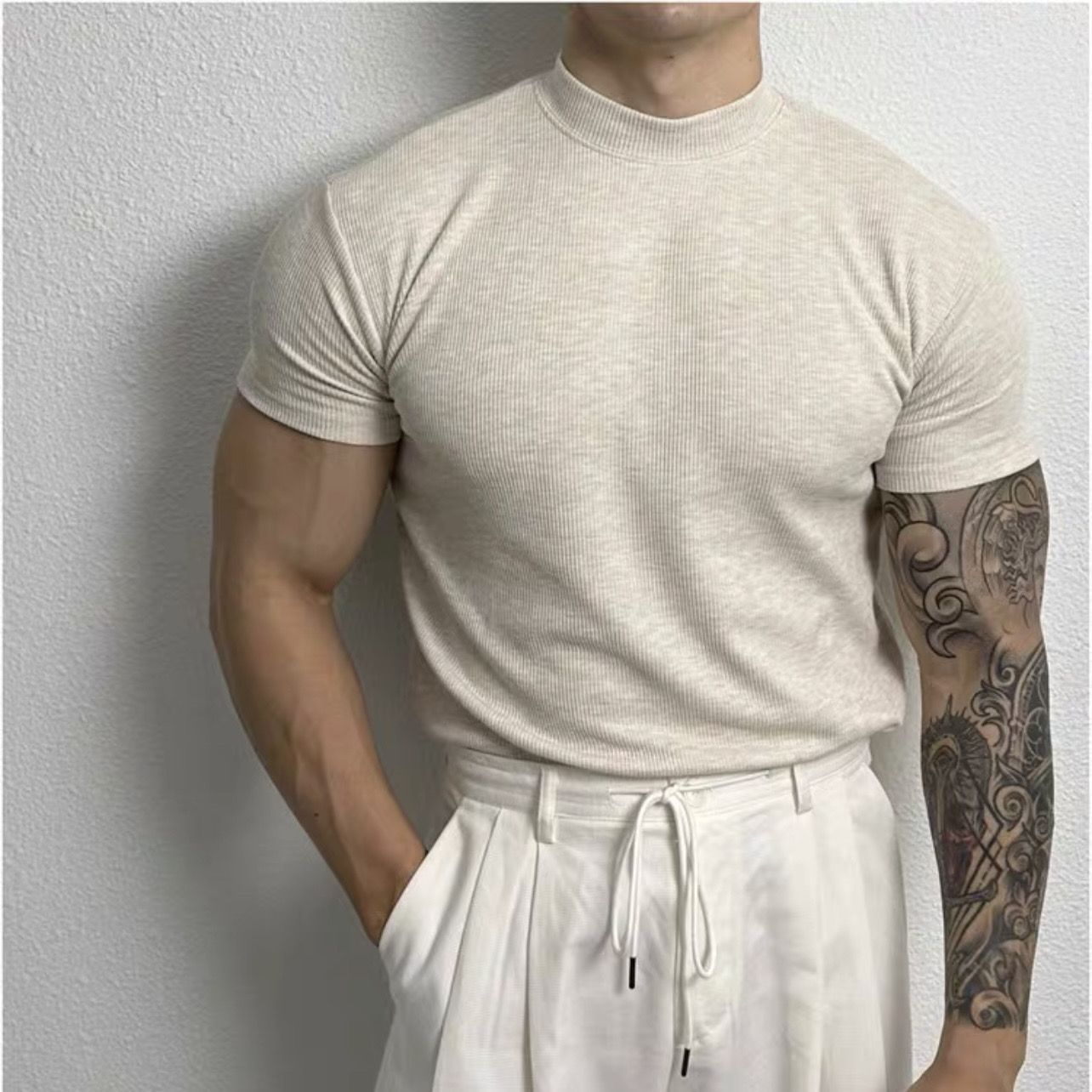 Elian | Fitted T-shirt Herre | Ribstrikket T-shirt med Ståkrave & Korte Ærmer
