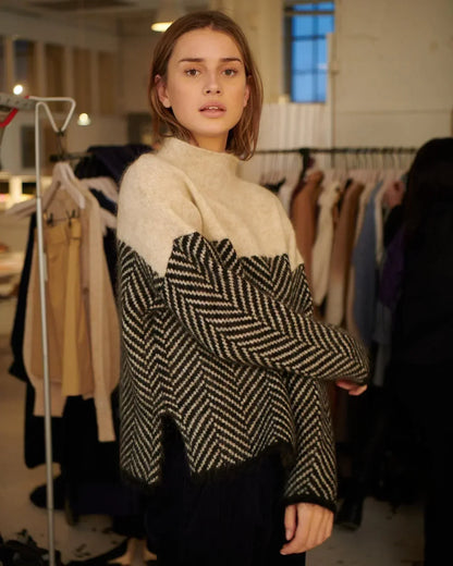 Celestine | Oversized Rullekrave med Sildebensmønster Damer