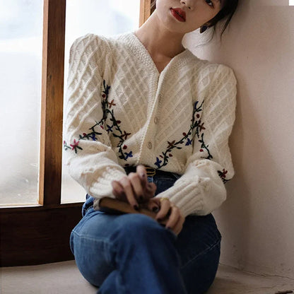 Léa™ | Koreansk Stil Broderet V-Hals Cardigan med Elegant Flair