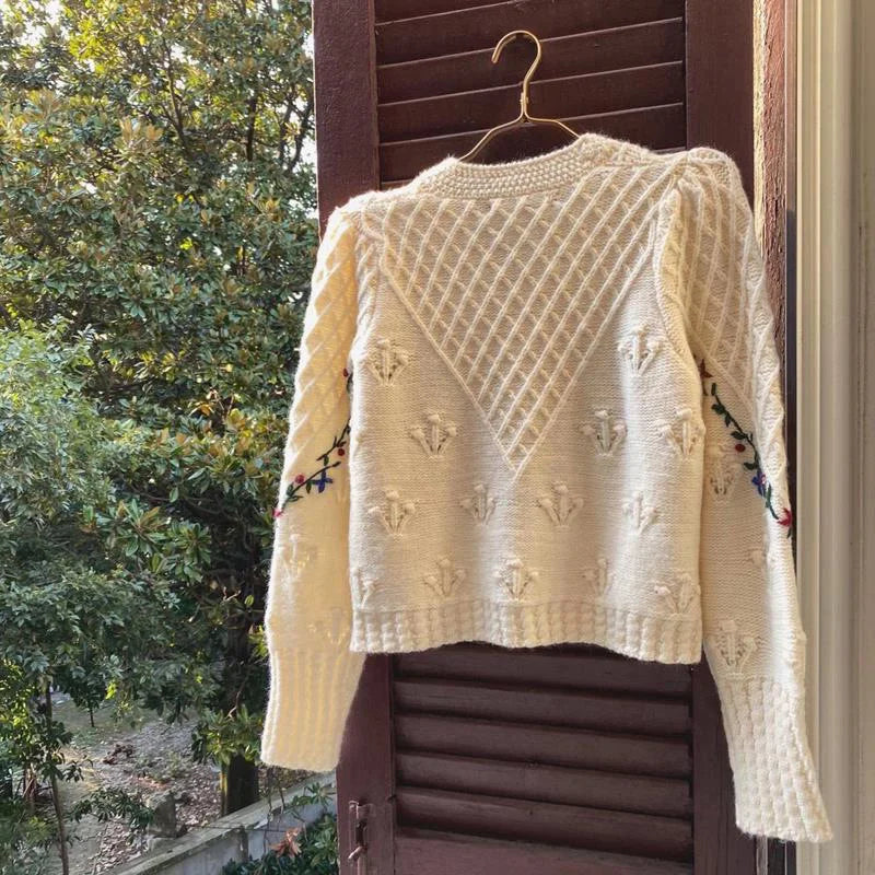 Léa™ | Koreansk Stil Broderet V-Hals Cardigan med Elegant Flair