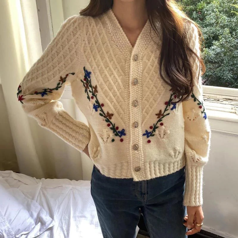 Léa™ | Koreansk Stil Broderet V-Hals Cardigan med Elegant Flair