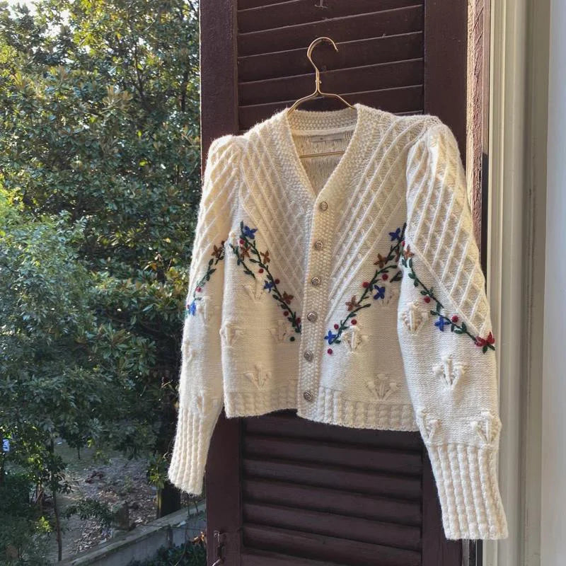 Léa™ | Koreansk Stil Broderet V-Hals Cardigan med Elegant Flair