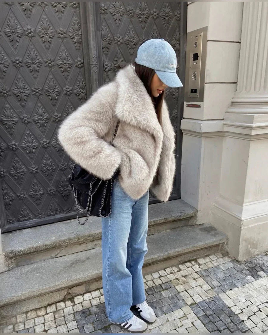 Charly™ | Kort Damer Pelsjakke i Imiteret Pels | Oversized Fluffy Jakke med Bred Reverskrave