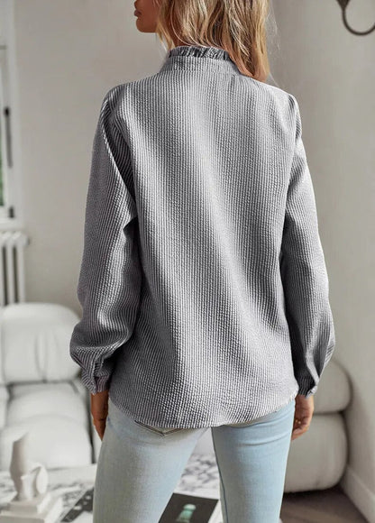 Linda™ | Damebluse med Flæser | Elegant Ståkrave & Luksuriøst Tekstureret Stof