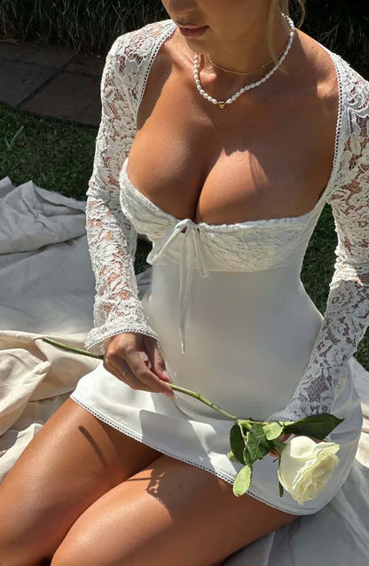 Alexa™ | Elegant Mini Kjole med Blonde og Lange Ærmer | Bustier-Design, Sweetheart Udskæring og Åben Ryg med Snørelukning