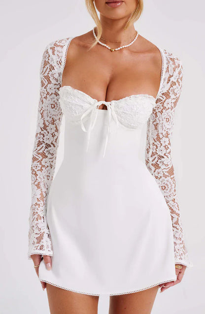Alexa™ | Elegant Mini Kjole med Blonde og Lange Ærmer | Bustier-Design, Sweetheart Udskæring og Åben Ryg med Snørelukning
