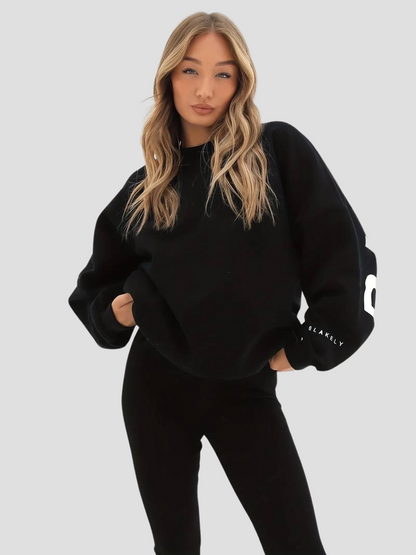 Ravaya™ | Damer Oversized Sort Sweater med Store Bogstaver | Komfortabel Streetwear Sweatshirt til Casual og Loungewear