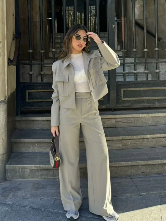 Dalia™ | 2-Del Damer Sæt med Croppet Utility Jakke og Lige High-Waist Bukser | Minimalistisk Salviegrøn Co-Ord Sæt