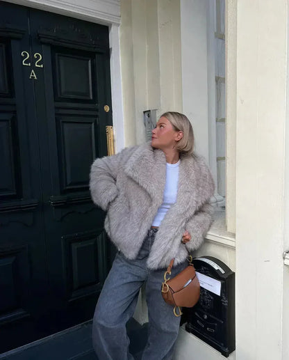 Charly™ | Kort Damer Pelsjakke i Imiteret Pels | Oversized Fluffy Jakke med Bred Reverskrave
