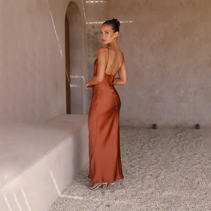 Tanja™ | Tidløs Satin Kjole med Åben Ryg og Elegant Design