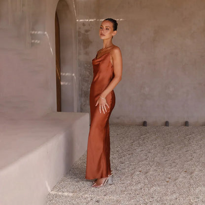 Tanja™ | Tidløs Satin Kjole med Åben Ryg og Elegant Design