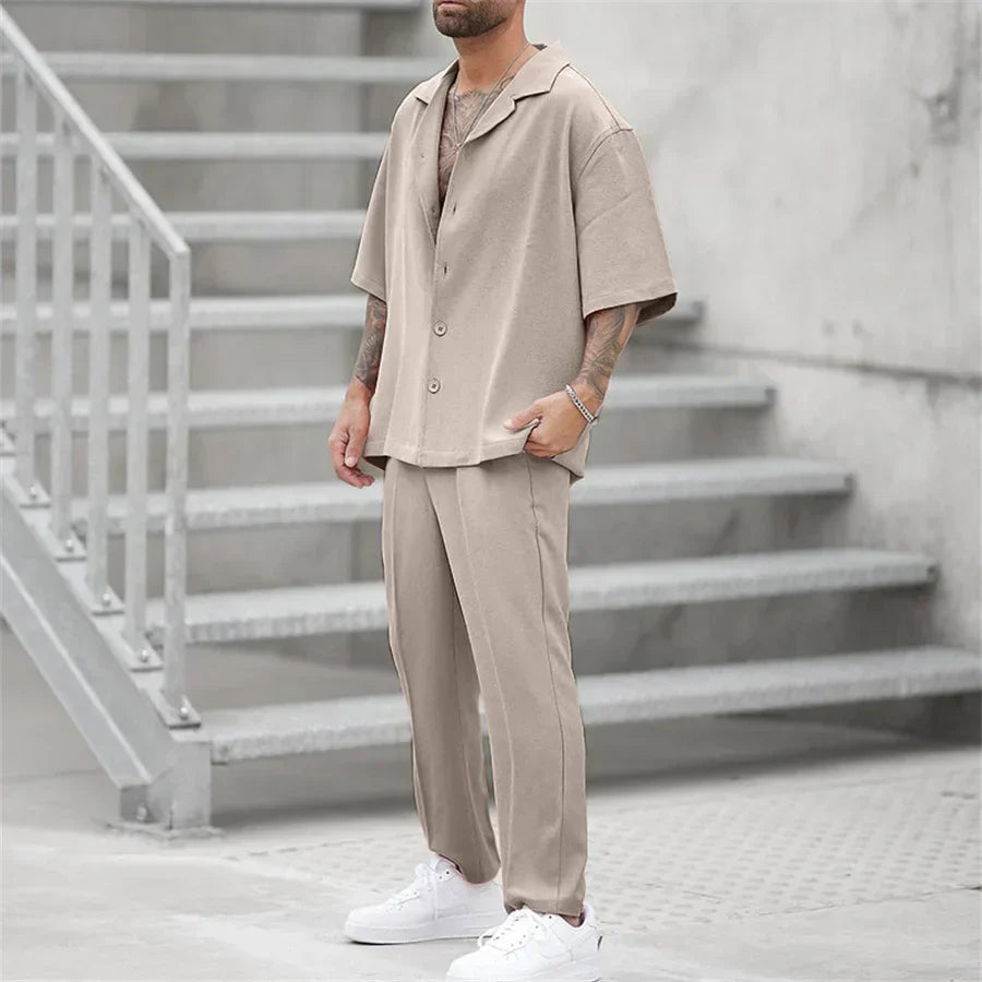Eliano™ | Herrer Lounge Sæt 2-Dele med Skjorte med Knapper og Vide Bukser | Sommerligt Casual Sæt i Minimalistisk Stil