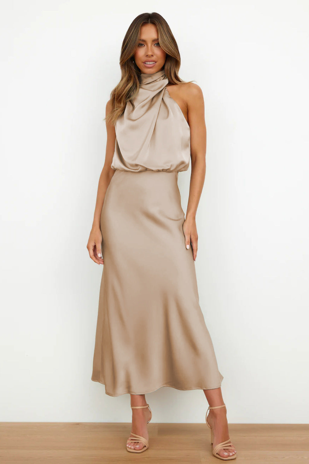 Amelie™ | Satin Halterneck Kjole med Vandfaldshals | Elegant Ærmeløs Midi Kjole til Cocktail, Galla eller Bryllup