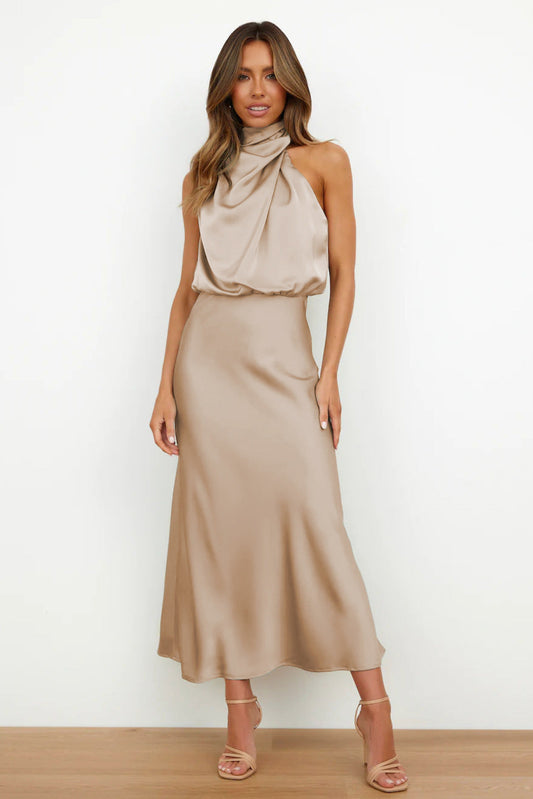 Amelie™ | Satin Halterneck Kjole med Vandfaldshals | Elegant Ærmeløs Midi Kjole til Cocktail, Galla eller Bryllup