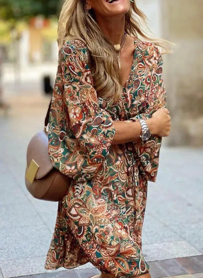 Zayla™ | Damer Boho Sommerkjole i Paisley Print | Kort Kjole med V-Hals, 3/4 Ærmer og Bindebånd i Taljen