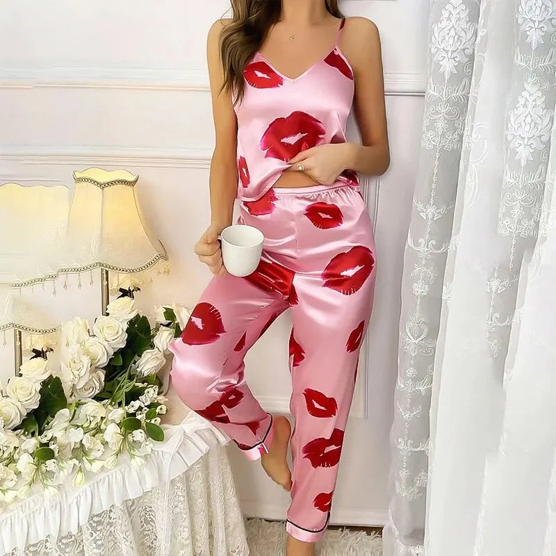 Sienna | Satin Pyjamasæt Damer med Læbeprint i Rosa & Rød