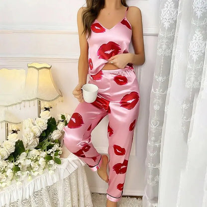 Sienna | Satin Pyjamasæt Damer med Læbeprint i Rosa & Rød