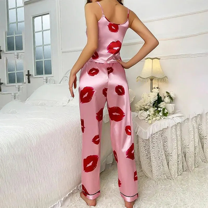 Sienna | Satin Pyjamasæt Damer med Læbeprint i Rosa & Rød