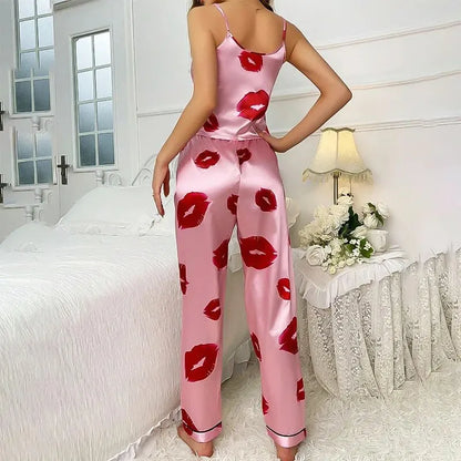 Sienna | Satin Pyjamasæt Damer med Læbeprint i Rosa & Rød