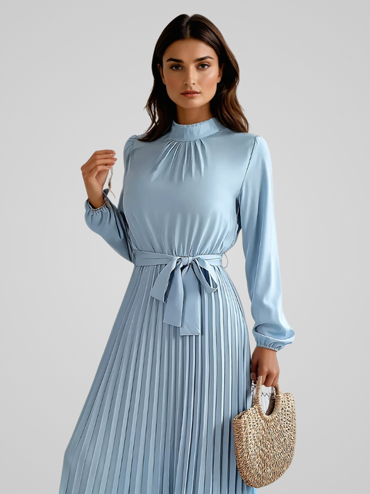 Elowen™ | Damer Plisseret Midi Kjole med Høj Hals | Elegant Plissé Kjole med Bælte til Bryllup og Kontor