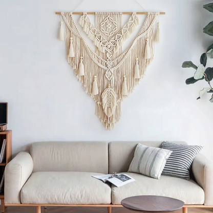 Nalaya™ | Makramé Vægdekoration Boho | Håndvævet Vægophæng med V-Form og Gule Frynser på Træstok