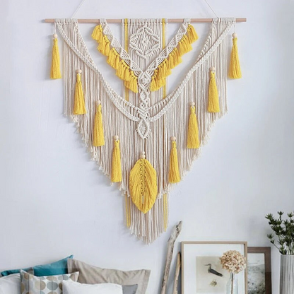 Nalaya™ | Makramé Vægdekoration Boho | Håndvævet Vægophæng med V-Form og Gule Frynser på Træstok