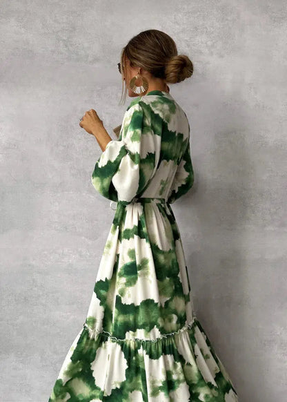 Solène™ | Boheme Tie-Dye Maxi Kjole med V-Hals, Ballonærmer og Lagdelt Nederdel