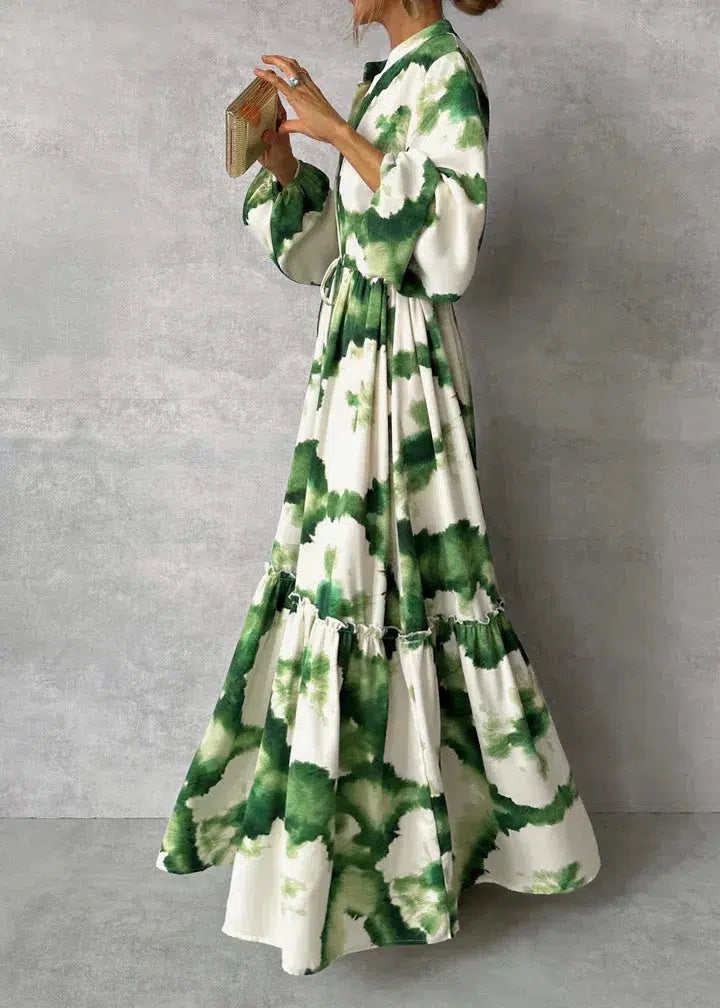 Solène™ | Boheme Tie-Dye Maxi Kjole med V-Hals, Ballonærmer og Lagdelt Nederdel