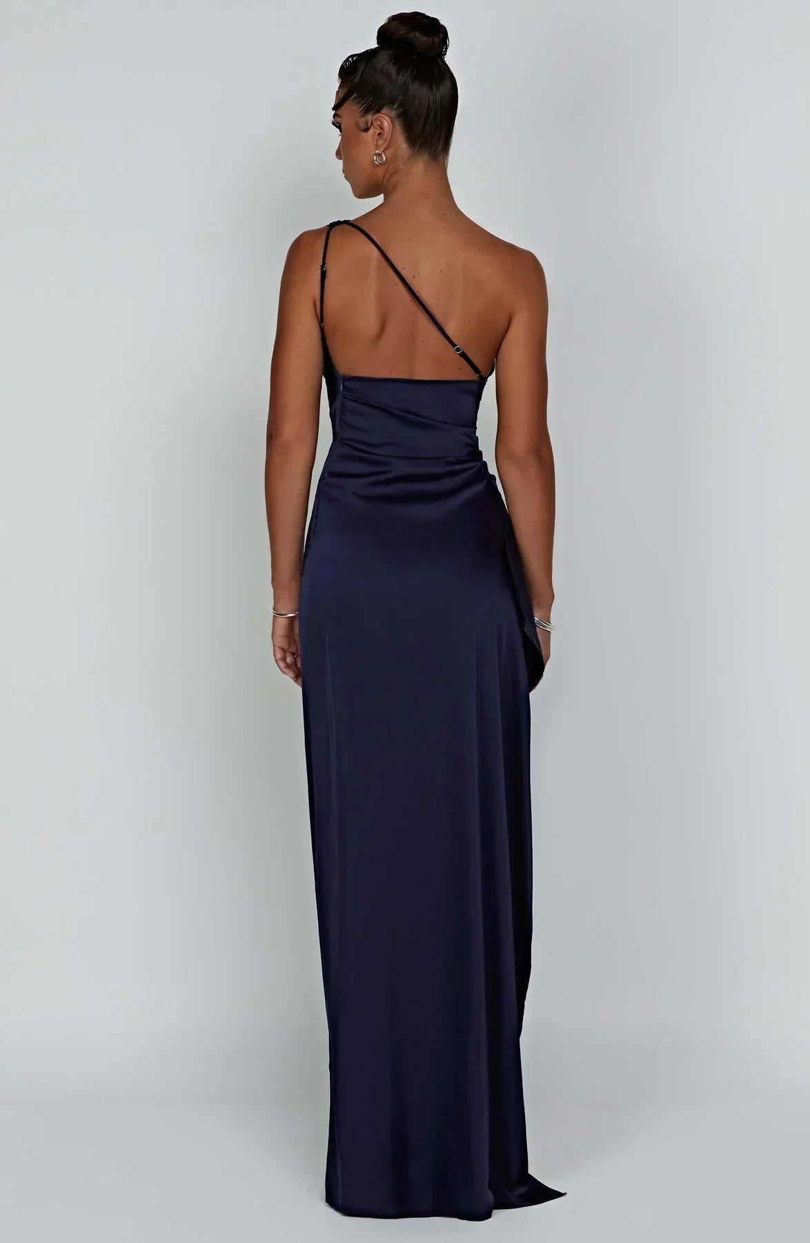 Alessia™ | Damer One-Shoulder Aftenkjole | Satin Gallakjole med Høj Slids og Åben Ryg i Asymmetrisk Design