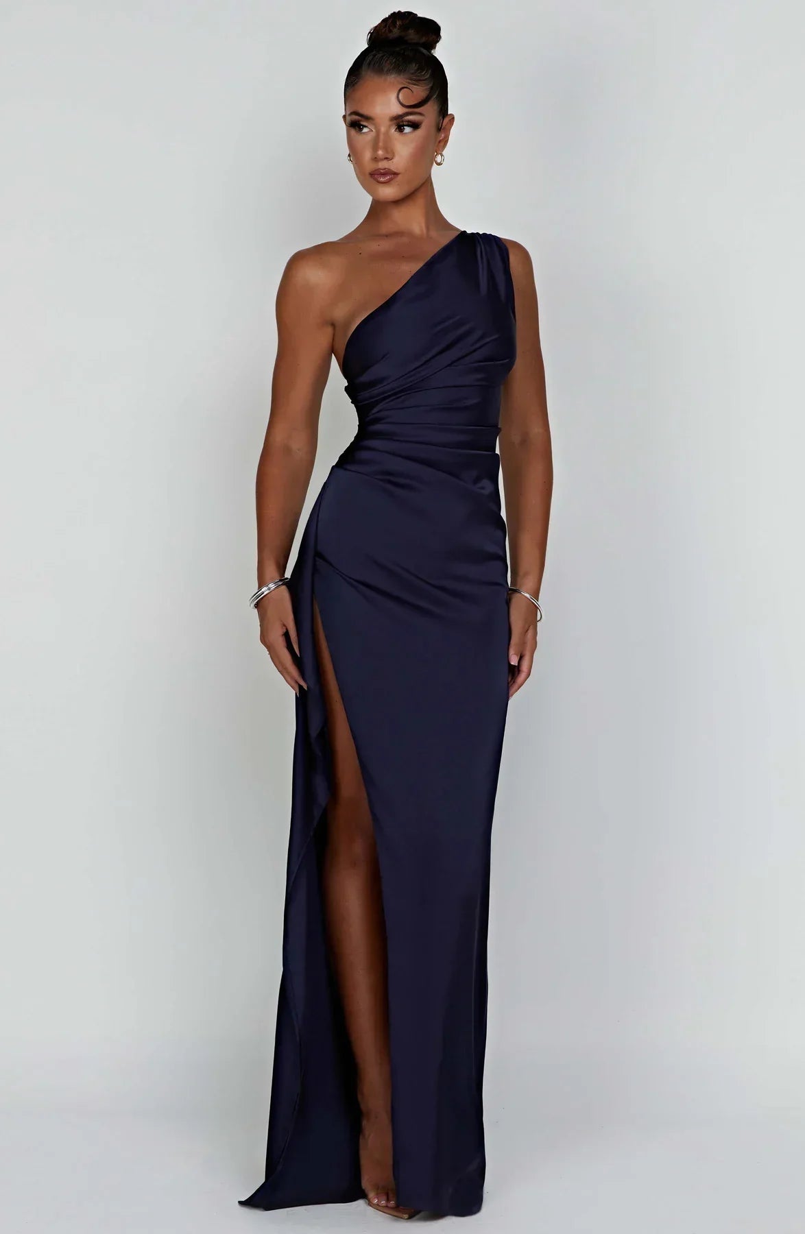 Alessia™ | Damer One-Shoulder Aftenkjole | Satin Gallakjole med Høj Slids og Åben Ryg i Asymmetrisk Design