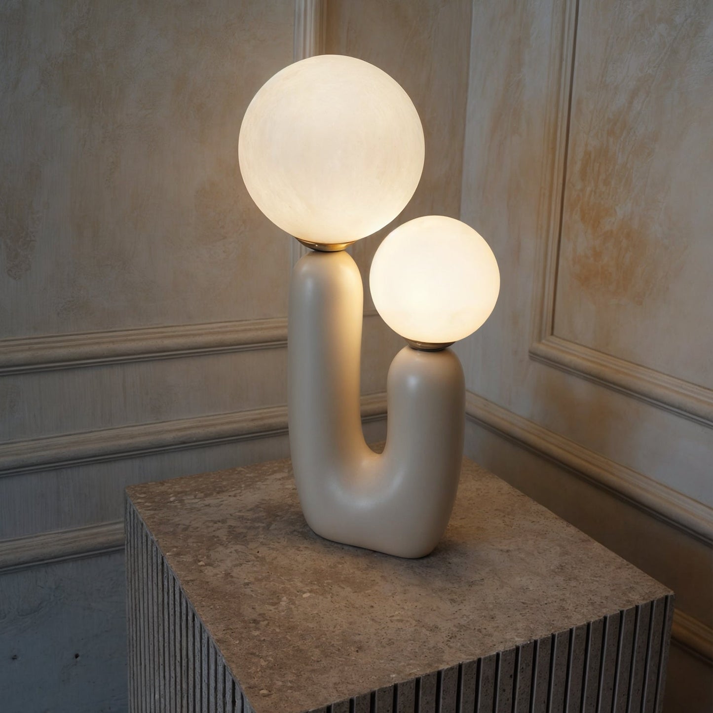 Yuna | Skulpturel Bordlampe med U-Form