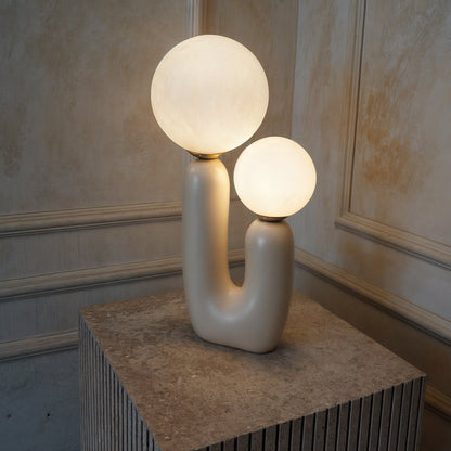 Yuna | Skulpturel Bordlampe med U-Form