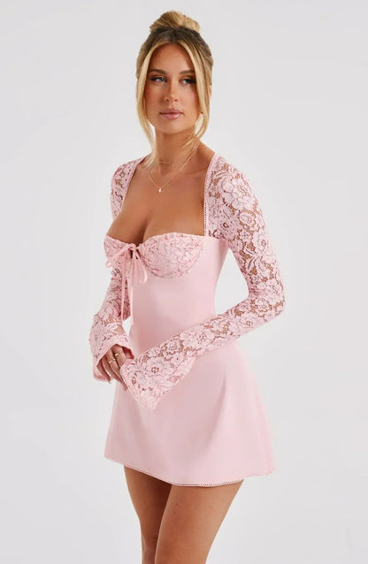 Alexa™ | Elegant Mini Kjole med Blonde og Lange Ærmer | Bustier-Design, Sweetheart Udskæring og Åben Ryg med Snørelukning