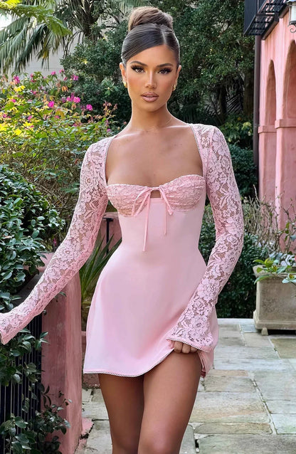 Alexa™ | Elegant Mini Kjole med Blonde og Lange Ærmer | Bustier-Design, Sweetheart Udskæring og Åben Ryg med Snørelukning