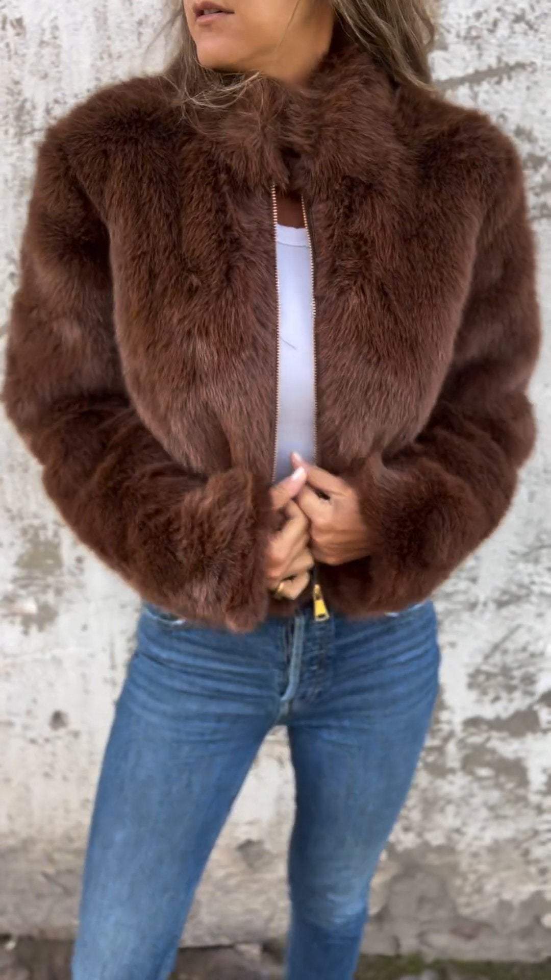 Camille™ | Kort Damer Faux Fur Jakke | Luksuriøs, Plysset Forårsjakke med Guldlynlås og Blød Pelslook