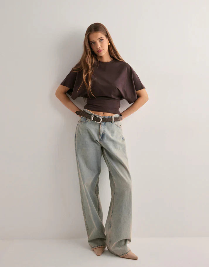 Amara | Cropped T-Shirt Damer Med Sommerfugleærmer og Tætsiddende Talje