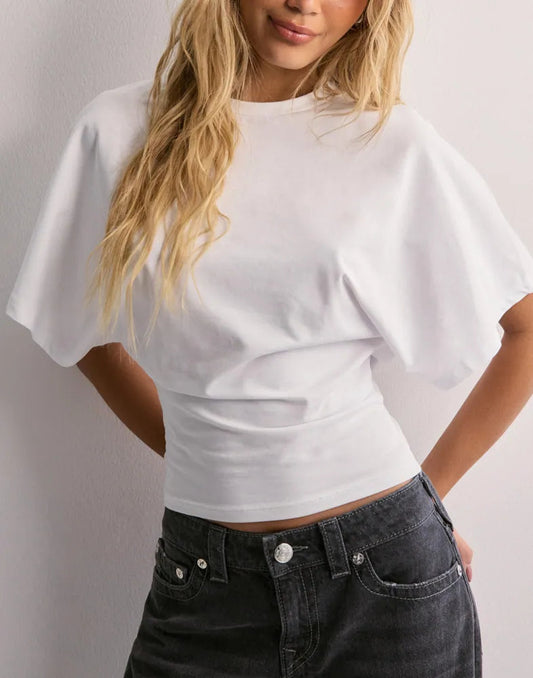 Amara | Cropped T-Shirt Damer Med Sommerfugleærmer og Tætsiddende Talje